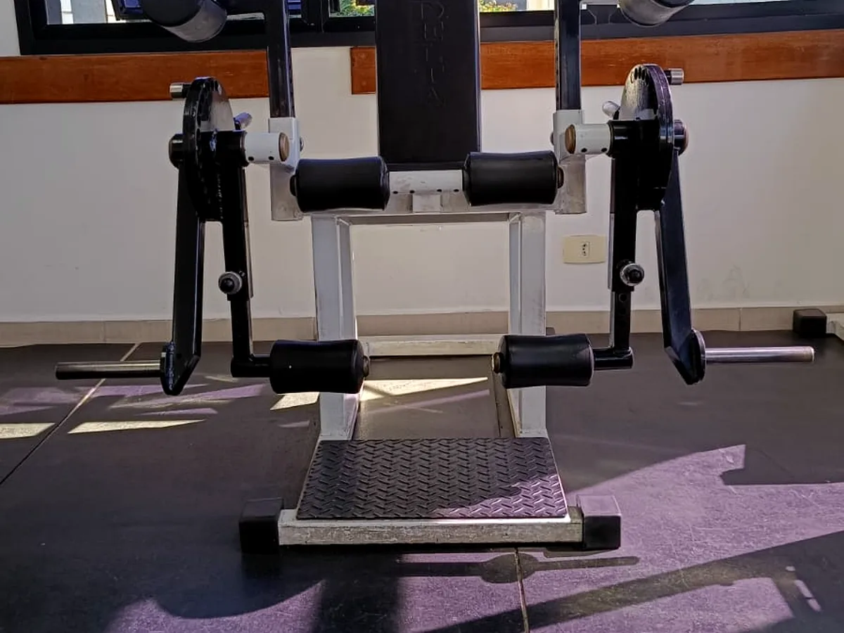 Cadeira flexo-extensora utilizada no fortalecimento muscular adaptado