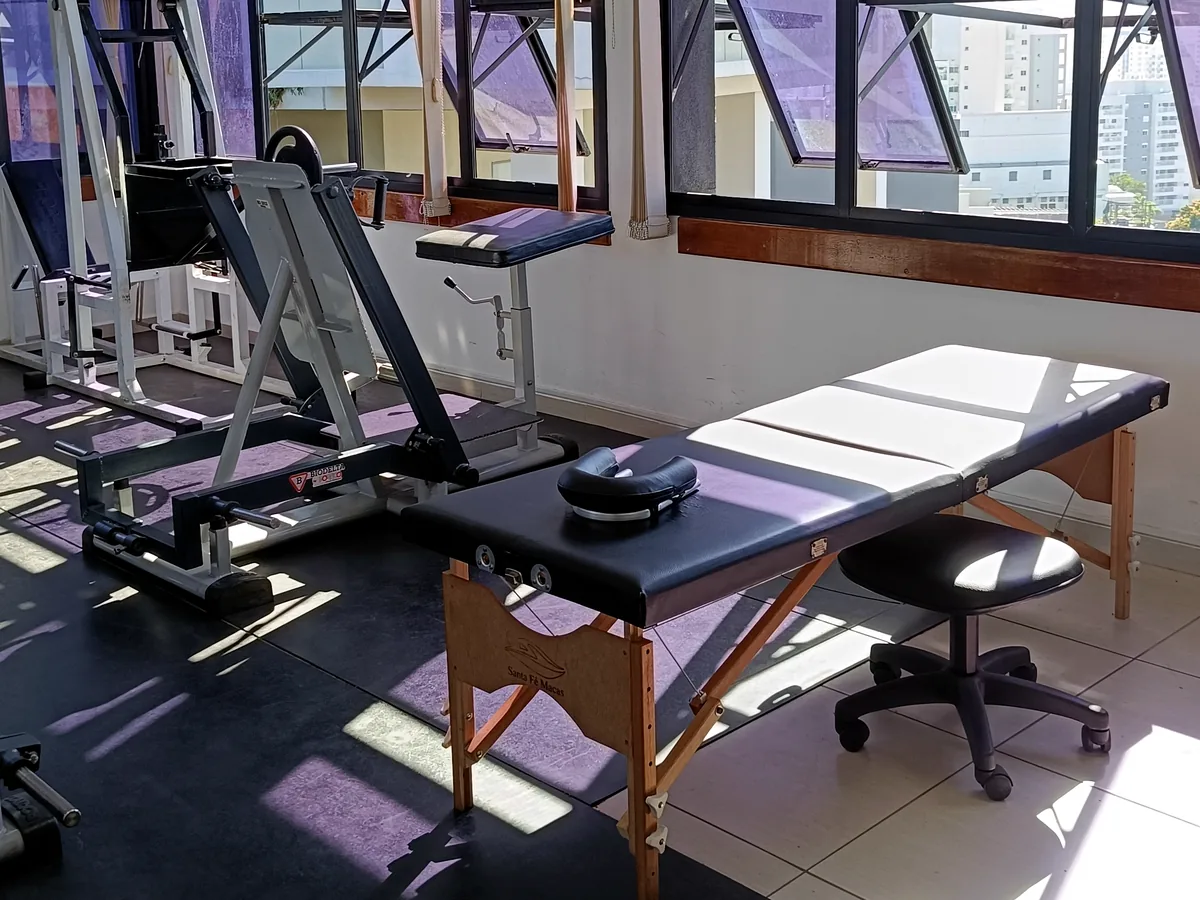 Espaço de fisioterapia da E Prime integrado à área de fortalecimento muscular