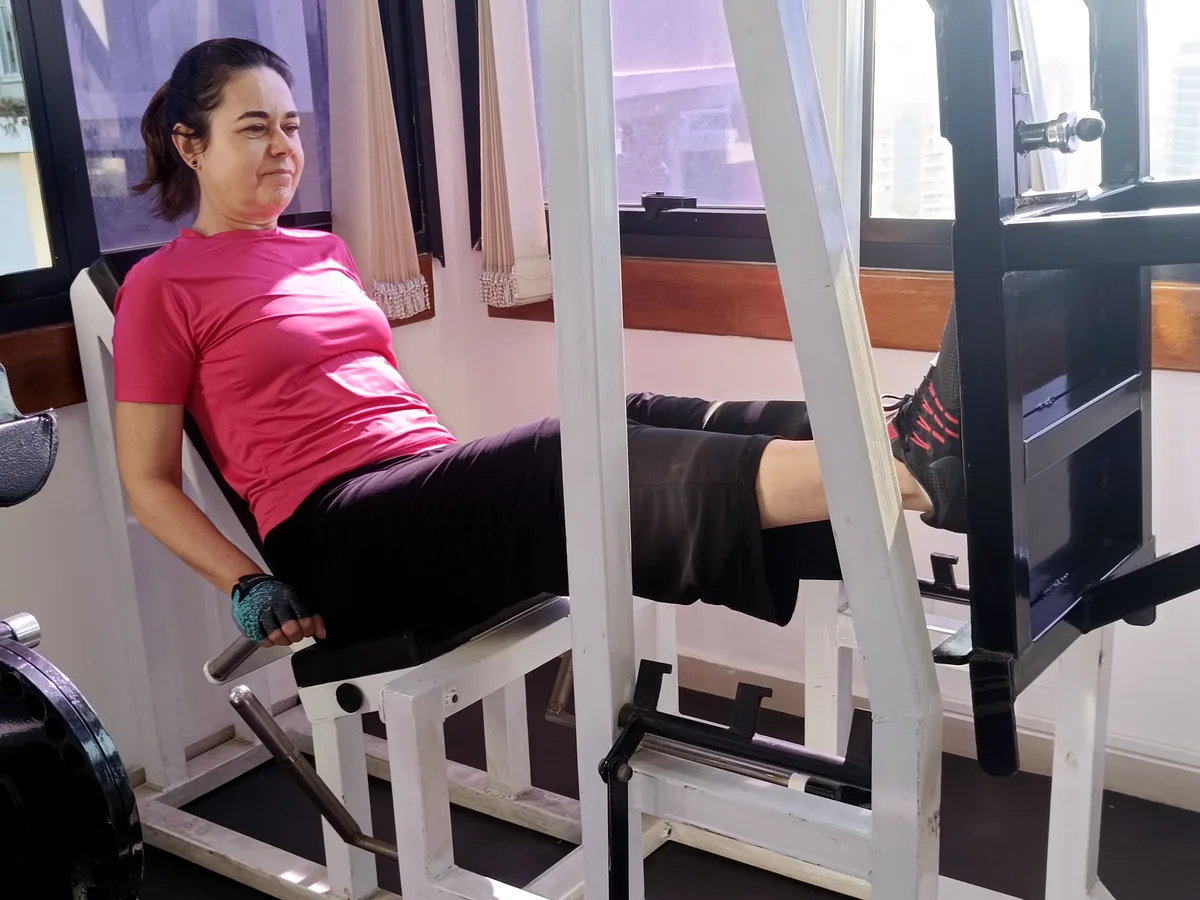 Pessoa realizando leg press em equipamento Biodelta na E Prime