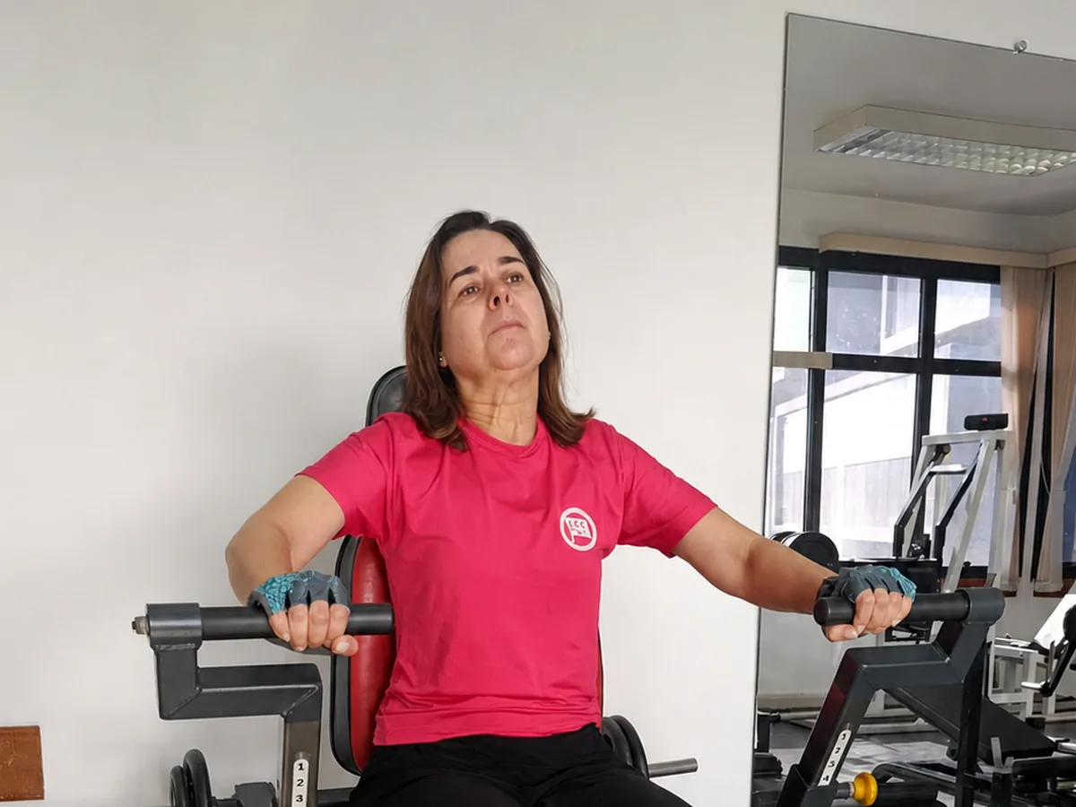 Pessoa realizando press peitoral em equipamento Biodelta na E Prime