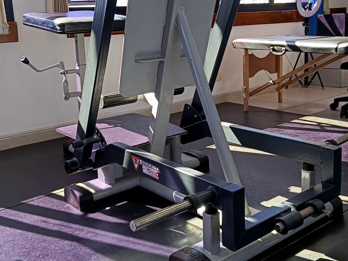 Equipamento de remada Biodelta para fortalecimento muscular adaptado